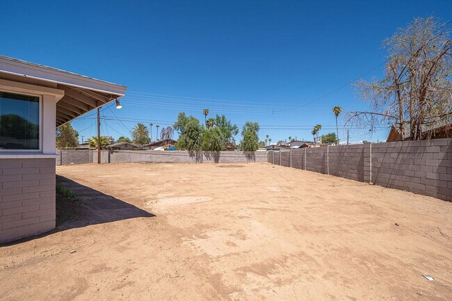 Building Photo - 4002 N 59th Dr