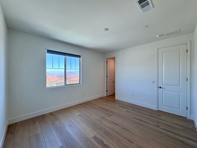Building Photo - Spacious 5BD/3BA Home with Loft, Solar & B...