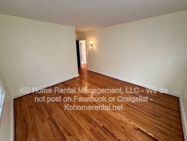 Building Photo - 207 W 51 Terrace