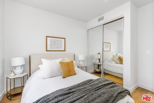 Building Photo - 14234 Dickens St