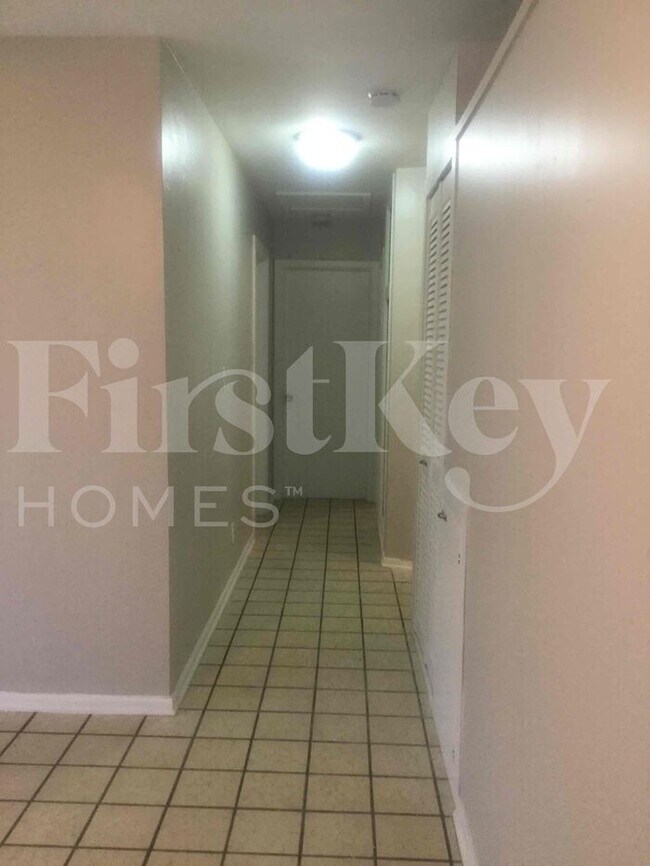 Building Photo - 609 Snowden Dr