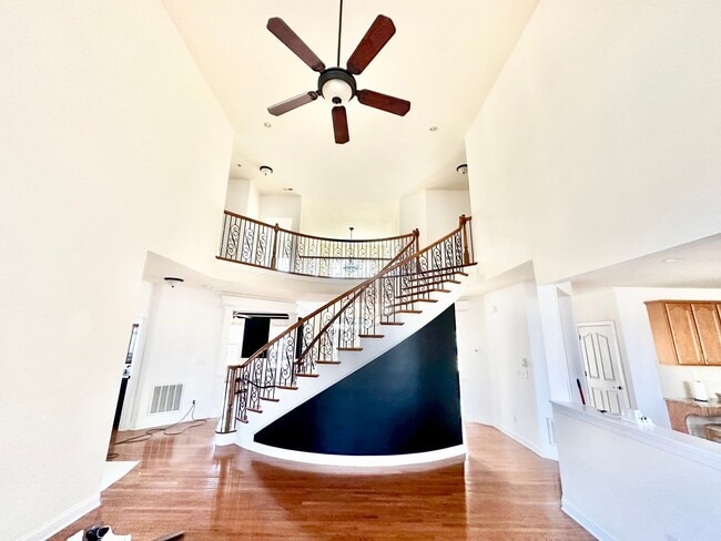 Building Photo - 715 Fairway Point Dr