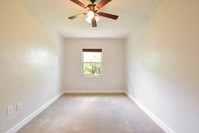 Building Photo - Charming 4/2 Colonial Town North Home with...