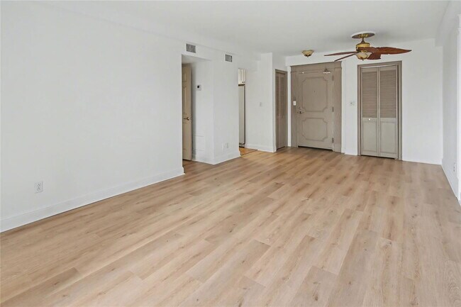 Building Photo - 3000 Riomar St