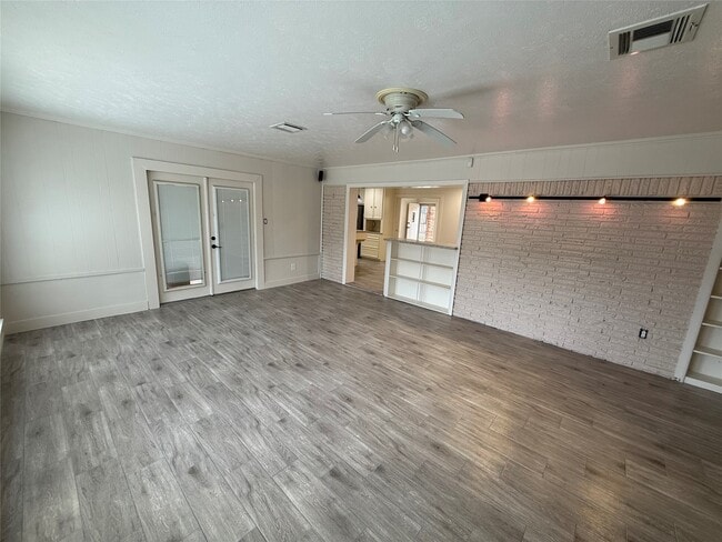 Building Photo - 822 Hidden Valley Dr