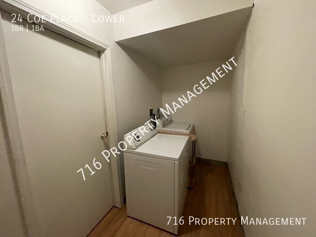 Building Photo - Spacious Lower 1 Bedroom Available Now!