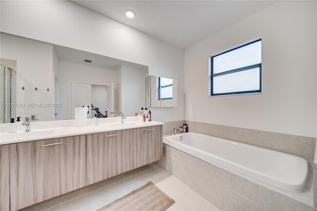 Building Photo - 4416 SW 174th Ave