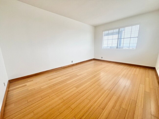 Building Photo - Roomy Signal Hill condo in Hillside Pines ...