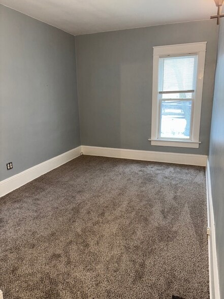 1 Bedroom, New carpet - 3611 Maple St