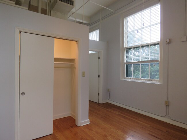 Building Photo - 1401 Scott St