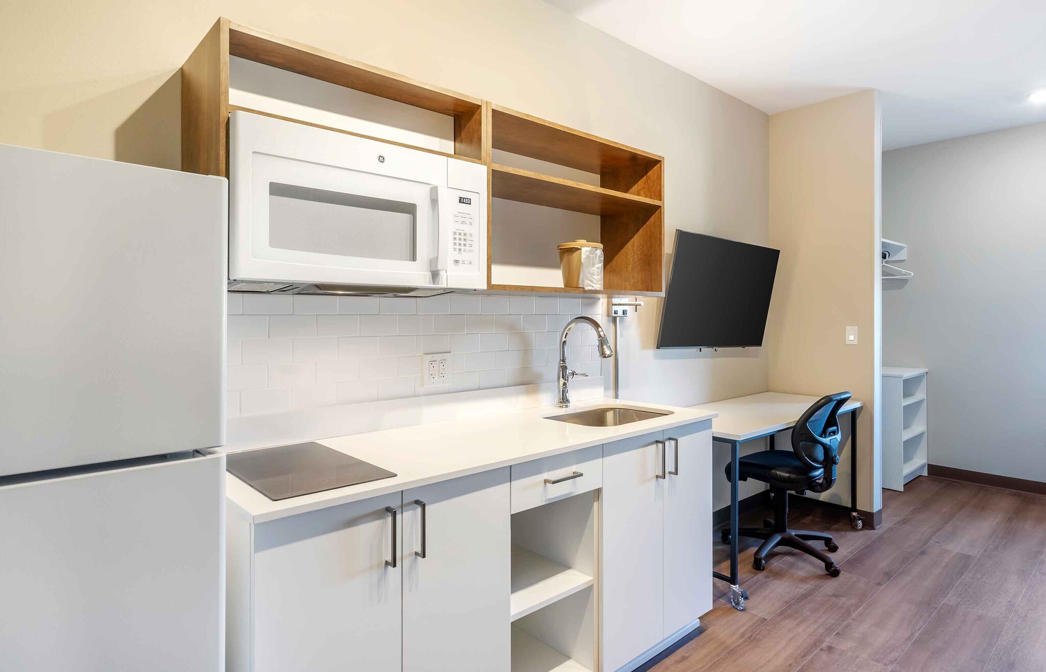 Building Photo - Furnished Studio-Fort Myers - Airport