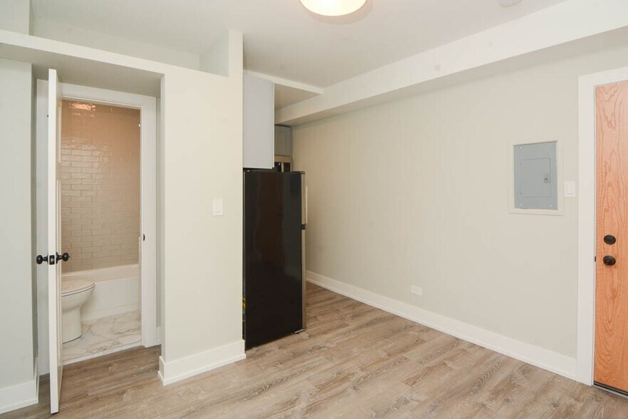 Building Photo - 508 W Belmont Ave