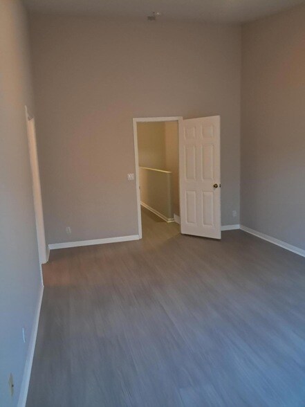 Building Photo - 9759 Lago Dr