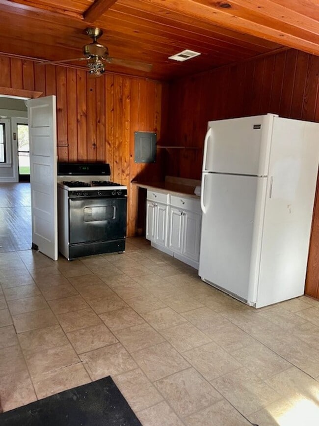 Building Photo - Cute 2 bedroom house