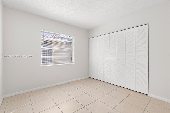 Building Photo - 10032 Twin Lakes Dr