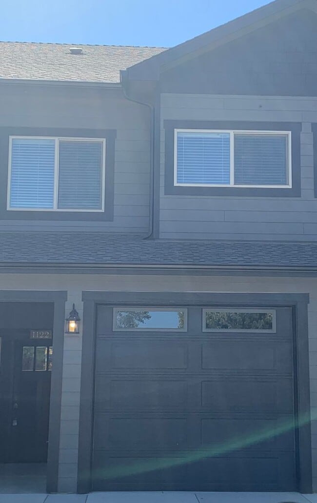 Primary Photo - Cozy 2-Bed, 2-Bath Townhouse with Modern T...