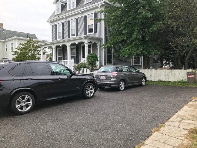 Building Photo - 674 Main St