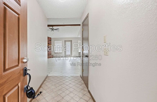 Building Photo - 1105 W Vicksburg Pl