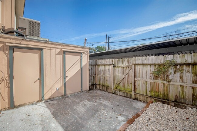 Building Photo - 431 Sunset Dr