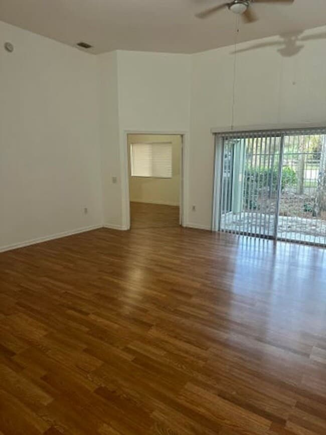 Building Photo - 220 Crestwood Cir