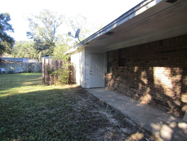 Building Photo - Charming 2-Bedroom Duplex Near UWF, I-10 &...