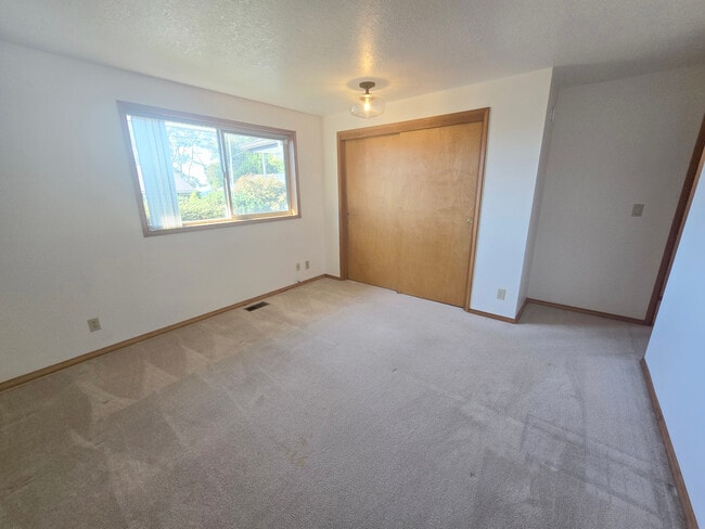 Building Photo - 164 N Harbor St