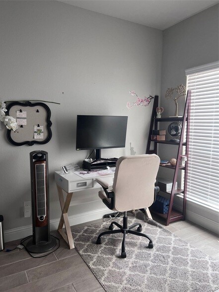 Building Photo - 9832 El Colina Dr