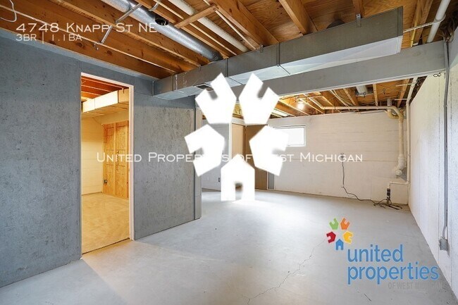 Building Photo - 4748 Knapp St NE