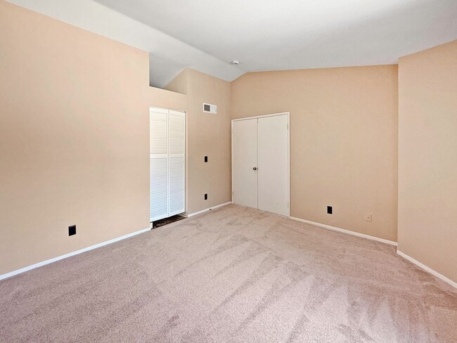 Building Photo - 2-Bedroom Townhome with Loft in Prime El C...