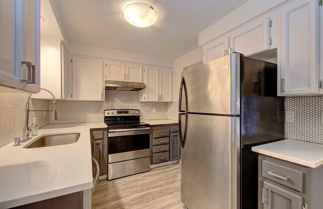 Building Photo - Cozy 2 bdrm 2 bath Condo - HALF OFF the 1s...