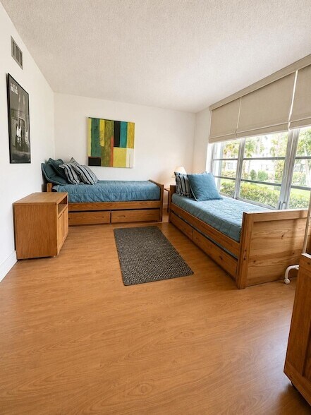 Building Photo - 4200 Oaks Terrace