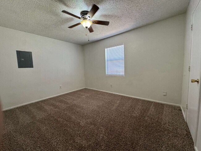 Building Photo - Well Maintained 2 bedroom 1 bath
