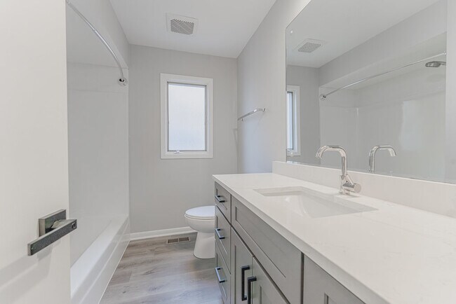 Building Photo - 11111 S Helena Dr