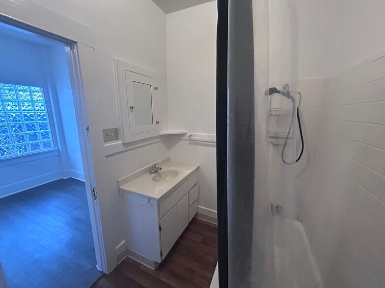 Building Photo - 616 E 8th St