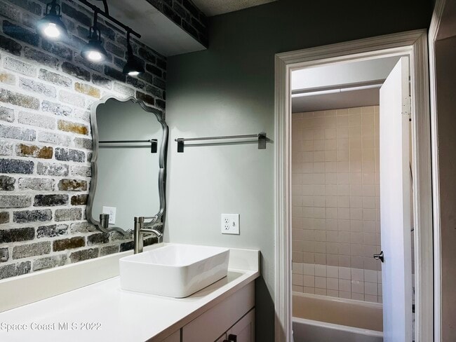 Building Photo - 3005 Sir Hamilton Cir