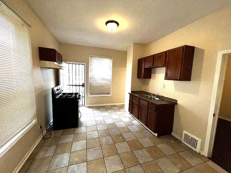 Building Photo - 2879 E 77th St