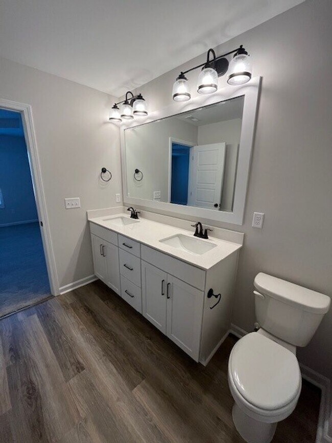 Building Photo - Brand New 3 bedroom 2.5 bath townhome in Leland area