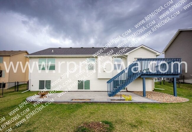 Building Photo - 4721 NE Oak Dr