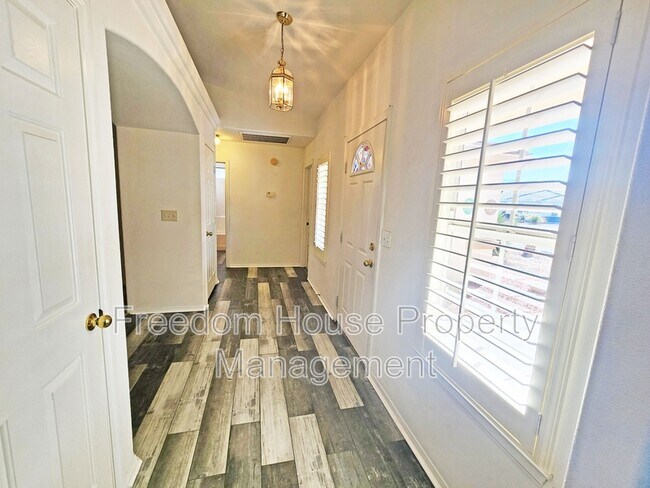 Building Photo - 380 Round Up Ct