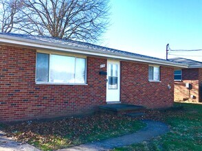 Building Photo - 2 Bedroom Brick Home in Belpre!