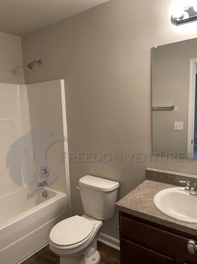 Building Photo - Modern 3-Bedroom Home with Spacious Backya...