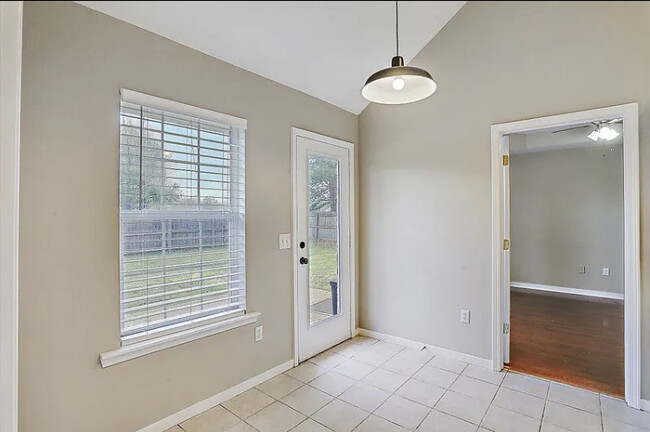 Building Photo - 401 Westport Way