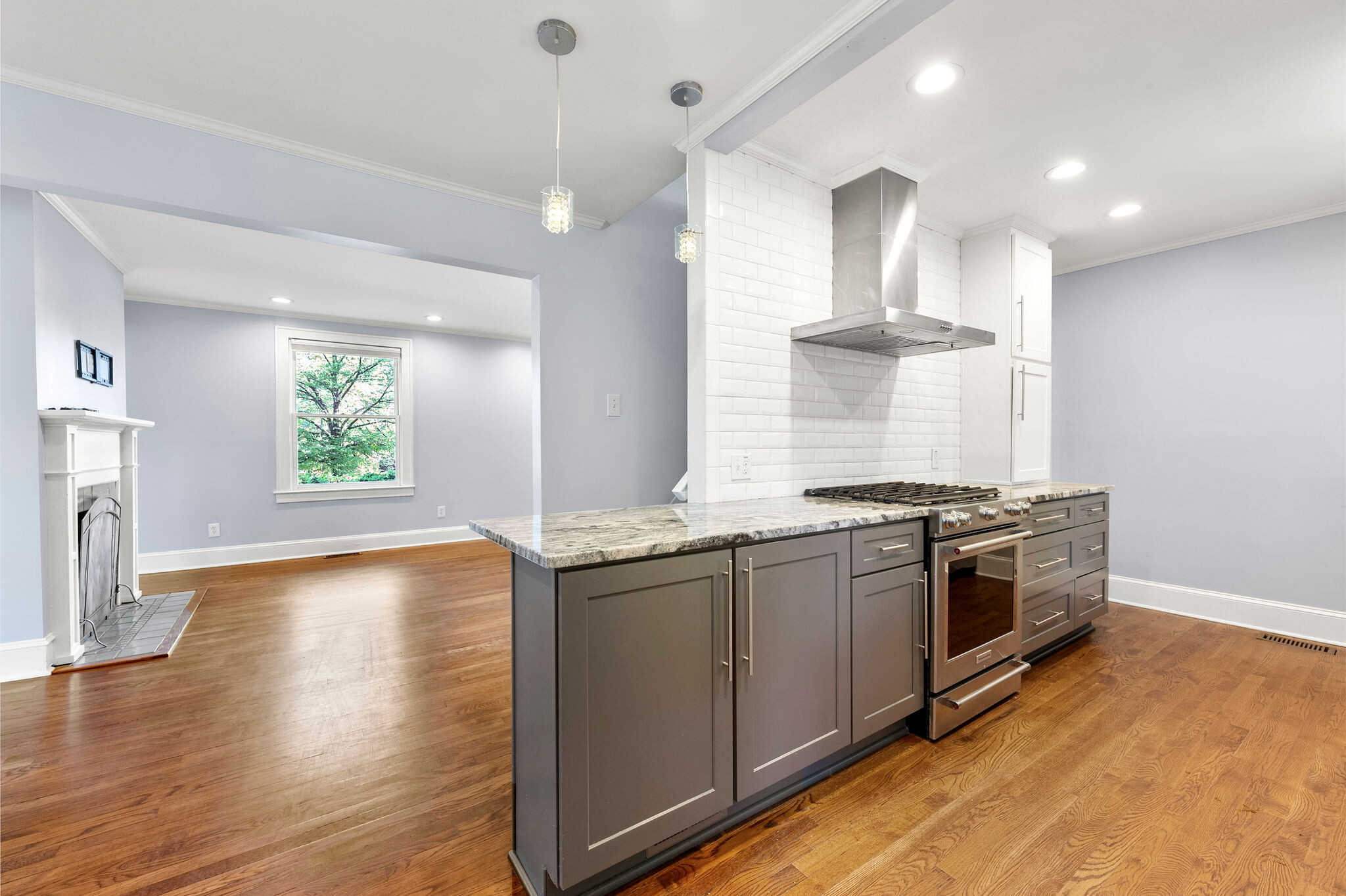 Gourmet kitchen with gas stove - 121 Brower Street