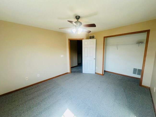 Building Photo - Gorgeous 4 Bedroom/3.5 Bath Luxury Townhom...