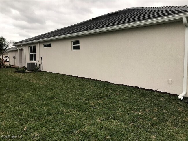 Building Photo - 2016 Vermont Ln