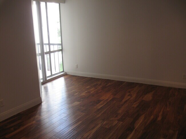 Building Photo - 8530 Holloway Dr