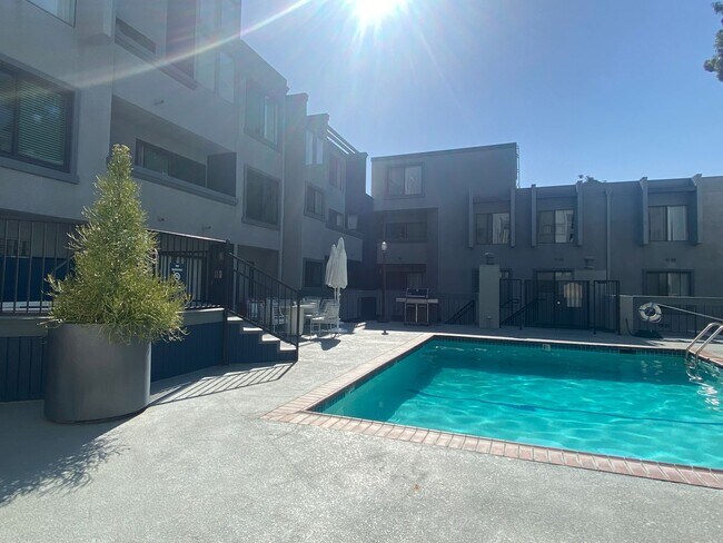 Building Photo - PRIME HOLLYWOOD CONDO!!! 2 Bed/2 Bath LUXURY LIVING!