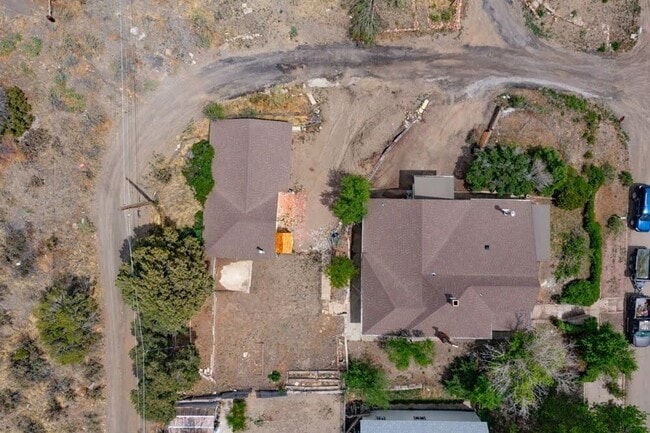 Building Photo - 4 bedroom 2 bath Home