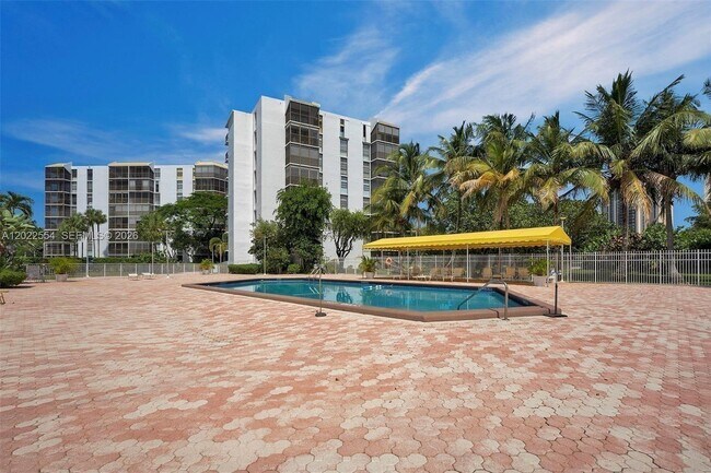 Building Photo - 20400 W Country Club Dr