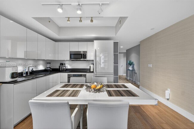 Building Photo - 1010 Brickell Ave